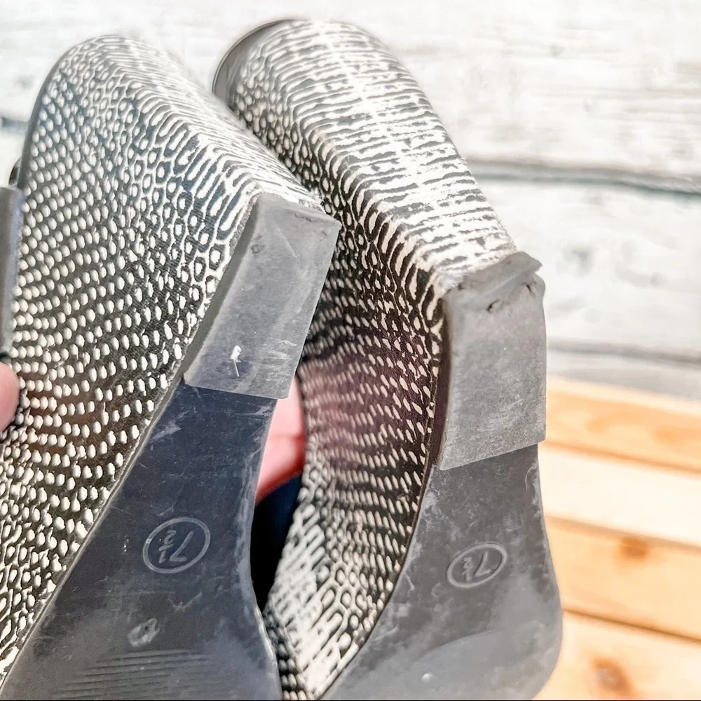 Mossimo black faux snakeskin wedges